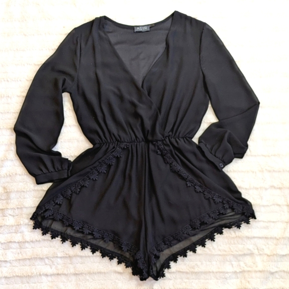 ASTR The Label Long Sleeve Romper - Picture 2 of 13